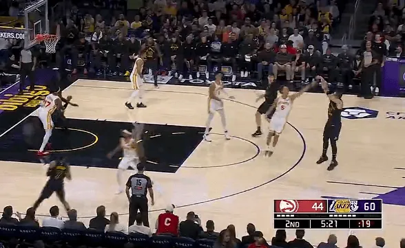 体育创新-无敌！东契奇三分3中3连拿12分，湖人轰出21-2领先老鹰19分